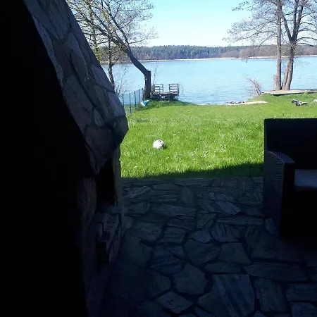 Dom Nad Jeziorem Z Linia Brzegowa 別荘 *