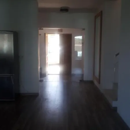 Dom Nad Jeziorem Z Linia Brzegowa プルスキ