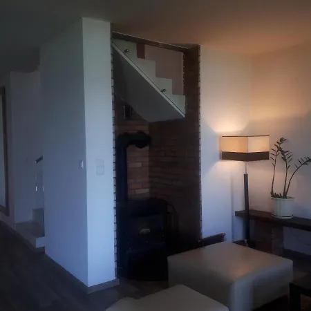 Dom Nad Jeziorem Z Linia Brzegowa 別荘 *