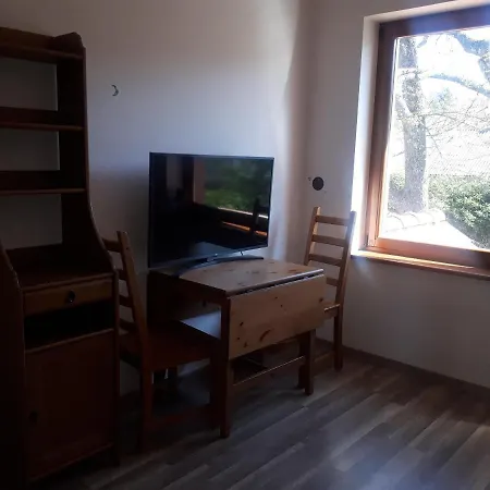 Dom Nad Jeziorem Z Linia Brzegowa 別荘 プルスキ